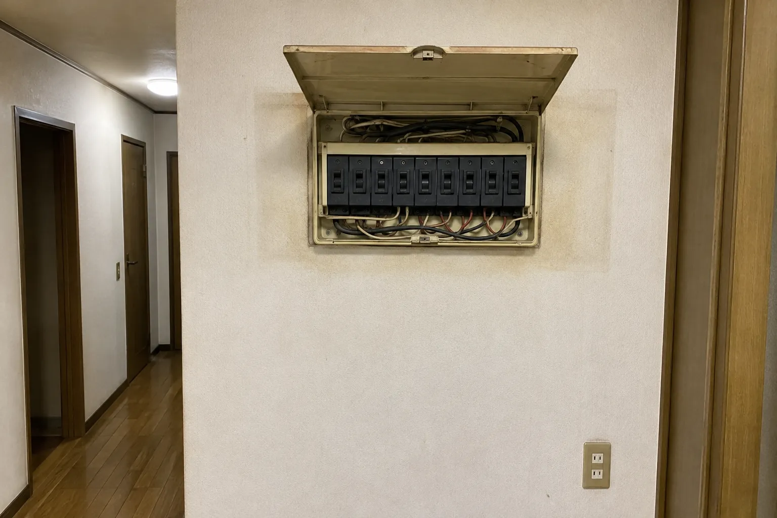 交換前の古い分電盤を表したAI生成画像