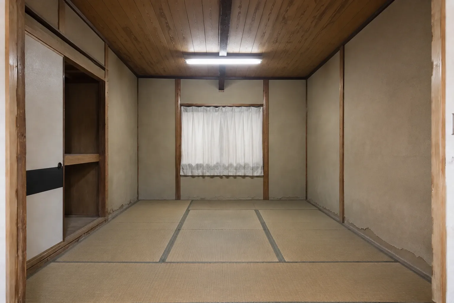 畳と砂壁が傷んだ工事前の和室を表したAI生成画像